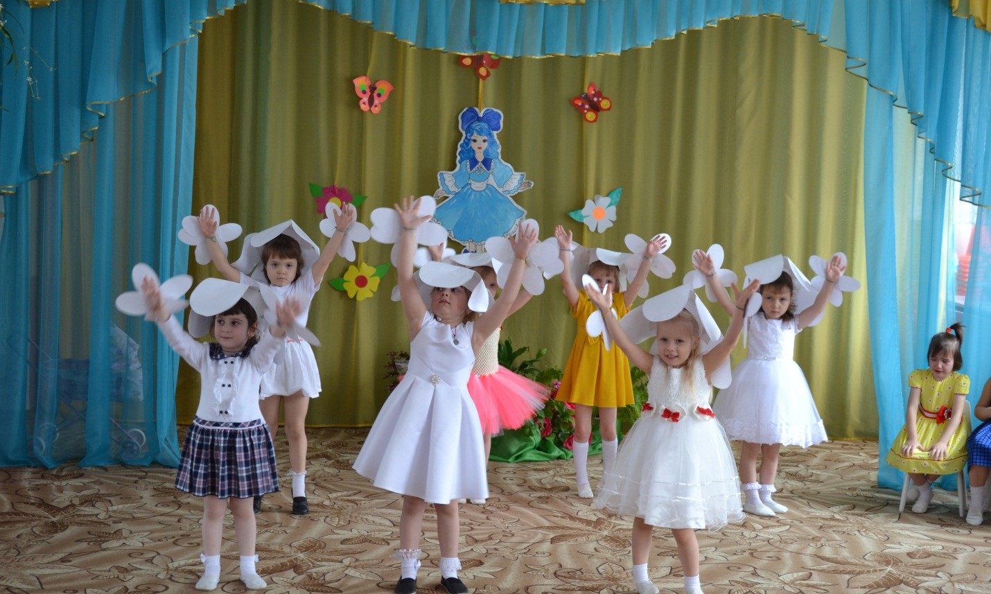 Песня танец ромашка. Ромашковое поле танец в детском саду. Танец с ромашками. Танец ромашек для детей в детском саду. Ромашковые поля атрибут к танцу.